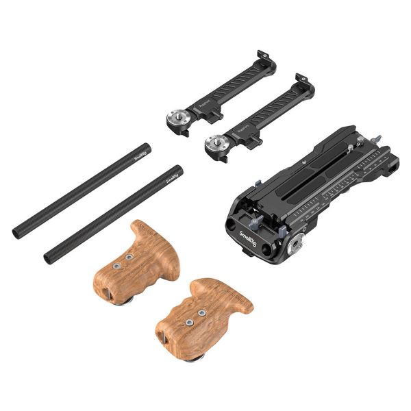 SmallRig 3169 Sony VCT-14 Universal Multifunctional Shoulder Kit sisältää kaksi puukahvaa, kaksi metallitankoa, kaksi mustaa jatkovartta ja mustan metallisen kameran kiinnitysalustan, jotka kaikki näkyvät valkoisella pohjalla.