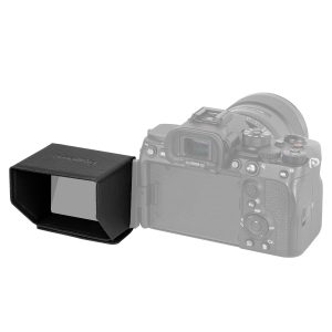 SmallRig 3206 -aurinkosuoja Sony A7S III / 7C / ZV-1 / FX3:lle, kuvassa mustana ja heijastavalla näytöllä, on irrotettu ja sijoitettu objektiivilla varustetun digitaalikameran eteen, molemmat takaapäin katsottuna.