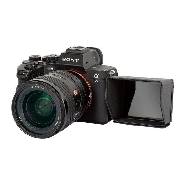 SmallRig 3206 -aurinkosuoja on kiinnitetty Sony A7S III -kameraan, jonka LCD-näyttö on käännetty ulos, valkoisella taustalla.