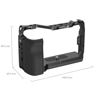 SmallRig 3212 Cage with Side Handle for Sony A7C on kuvattu vinossa. Mustassa häkissä on kuvioitu kahva, ja sen mitat ovat 90,5 mm korkea, 140,0 mm leveä ja 65,5 mm syvä sekä kiinnitysreiät ja perusruuvi.