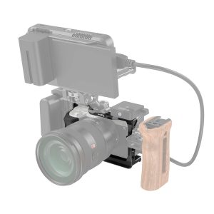 SmallRig 3212 Cage with Side Handle for Sony A7C pitää digitaalisen kameran, ja siinä on puinen sivukahva, kiinnitetty näyttö kaapelilla ja useita lisävarusteita, jotka kaikki näkyvät valkoisella pohjalla.