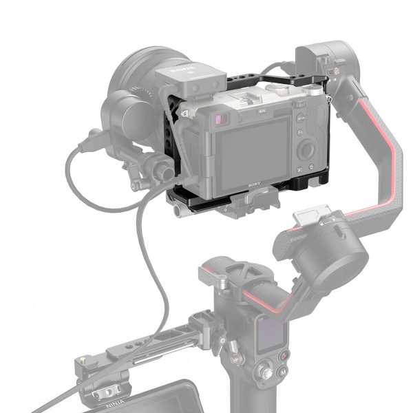 SmallRig 3212 Cage with Side Handle -mallissa oleva Sony A7C on kiinnitetty gimbal-stabilisaattoriin, ja kaapelit on kytketty ja ulkoinen näyttö on kiinnitetty alapuolelle. Kamera-asetus on korostettu, kun taas kardaani näkyy himmeänä.