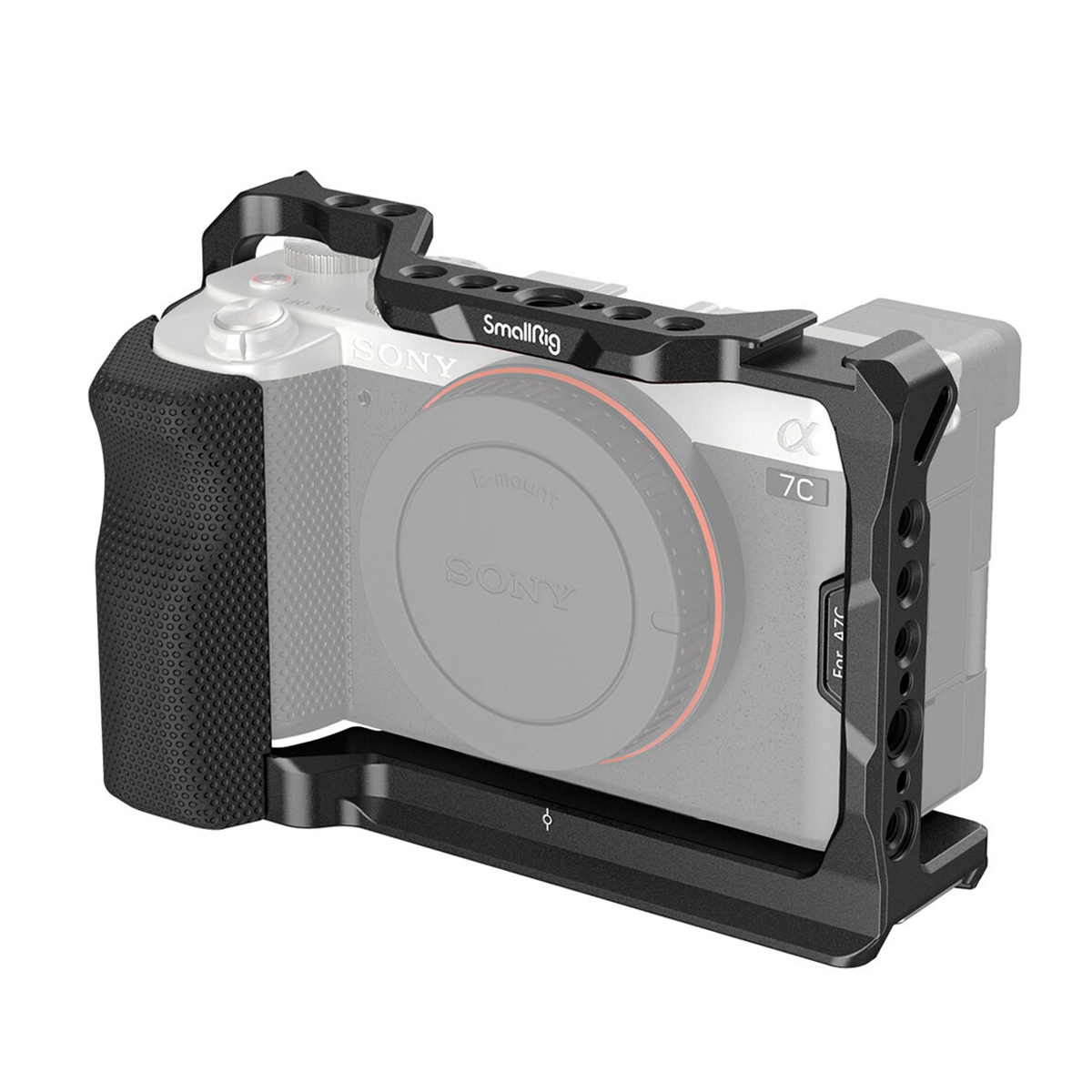 SmallRig-3212 SmallRig 3212 Cage with Side Handle on asennettu Sony A7C -kameran runkoon, ja siinä on kuvioitu kahva ja useita lisävarusteiden kiinnitysreikiä. Kamera on esitetty ilman objektiivia häkin muotoilun korostamiseksi.