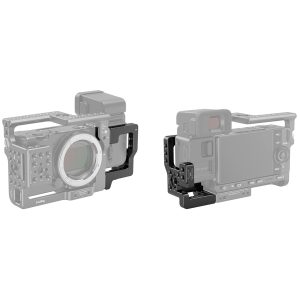 Kaksi Sigma Viewfinder EVF-11 -yksikköä on esitetty edestä ja takaa SmallRig 3226 -häkissä, joissa kummassakin on musta L-muotoinen kiinnitysteline kamerarigiin. Muita kameran ominaisuuksia ei ole korostettu, jotta voidaan keskittyä häkkiin.