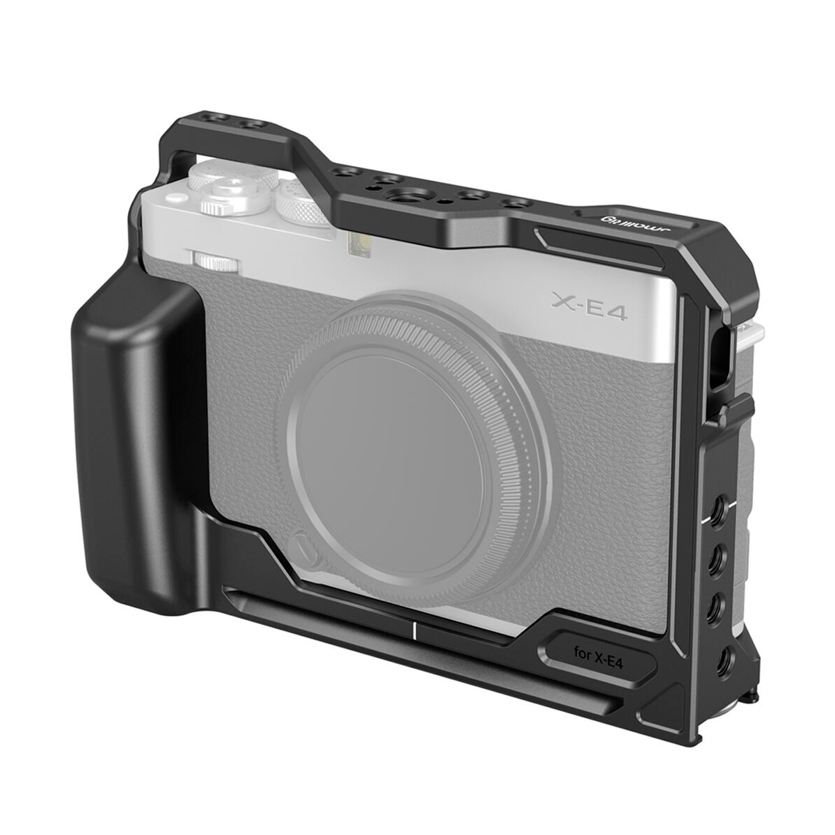 SmallRig 3230 Cage for Fujifilm X-E4 on musta kamerahäkki, jossa on kahva ja useita kiinnityspisteitä ja joka on suunniteltu erityisesti X-E4-mallille. Siinä on leikkaus, josta pääsee helposti käsiksi hallintalaitteisiin, ja se on kuvassa ilman kiinnitettyä objektiivia.