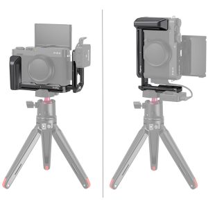 Fujifilm X-E4 -kameran etu- ja sivukuvat, joissa on SmallRig 3231 L-kiinnike, kääntyvä näyttö ja kolmijalka, valkoisella taustalla.