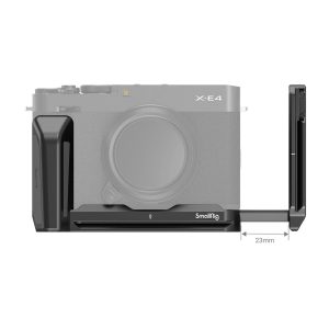 SmallRig 3231 L-kiinnike Fujifilm X-E4:lle on asennettu kameraan, ja sivukiinnikkeessä on 23 mm:n merkintä.