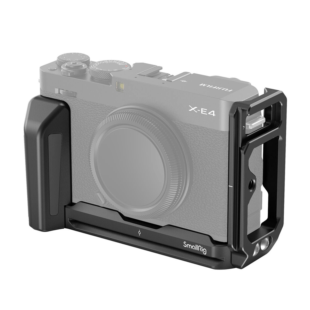 Fujifilm X-E4 -kamerassa on SmallRig 3231 L-kiinnike, joka tarjoaa paremman otteen ja lisää kiinnitysmahdollisuuksia. Kameran runko on puoliksi läpinäkyvä, jotta kiinnikkeen istuvuus ja muotoilu tulevat paremmin esiin.
