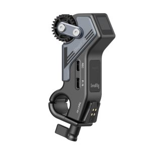 Musta ja harmaa SmallRig 3263 Wireless Receiver Motor, jossa on painikkeita, säätimiä ja portteja, jotka on suunniteltu kameran objektiivin tarkkoihin säätöihin elokuvantekoon.