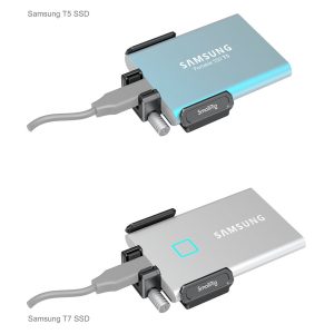 Ylhäällä: sininen Samsung T5 -kannettava SSD-levy on kiinnitetty SmallRig 3272 T5/T7 SSD Mount for BMPCC 6K Pro -kiinnikkeellä; alhaalla: hopeinen Samsung T7 SSD-levy on kiinnitetty samalla tavalla, molemmat on merkitty ja näytetty vierekkäin vertailun vuoksi.
