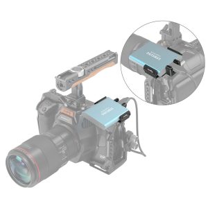 Sininen Samsungin T7 SSD-levy on kiinnitetty kamerarigiin käyttämällä SmallRig 3272 T5/T7 SSD Mount for BMPCC 6K Pro -kiinnikettä, joka on liitetty kaapelilla; sisäkuvassa näkyy SSD-levyn ja kaapeliliitännän lähikuva.