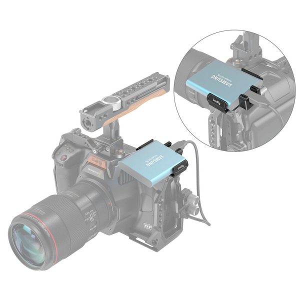 Sininen Samsungin T7 SSD-levy on kiinnitetty kamerarigiin käyttämällä SmallRig 3272 T5/T7 SSD Mount for BMPCC 6K Pro -kiinnikettä, joka on liitetty kaapelilla; sisäkuvassa näkyy SSD-levyn ja kaapeliliitännän lähikuva.