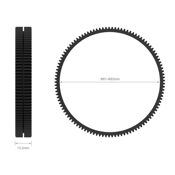 SmallRig 3296 Focus Gear Ring Seamless 81-83mm mustan, hienohampaisen SmallRig 3296 Focus Gear Ring Seamless 81-83mm sivu- ja etunäkymät. Hammaspyörän halkaisijaksi on ilmoitettu 83 mm ja paksuudeksi 13,2 mm; etukuva korostaa sen pyöreää muotoa, sivukuva sen leveyttä.