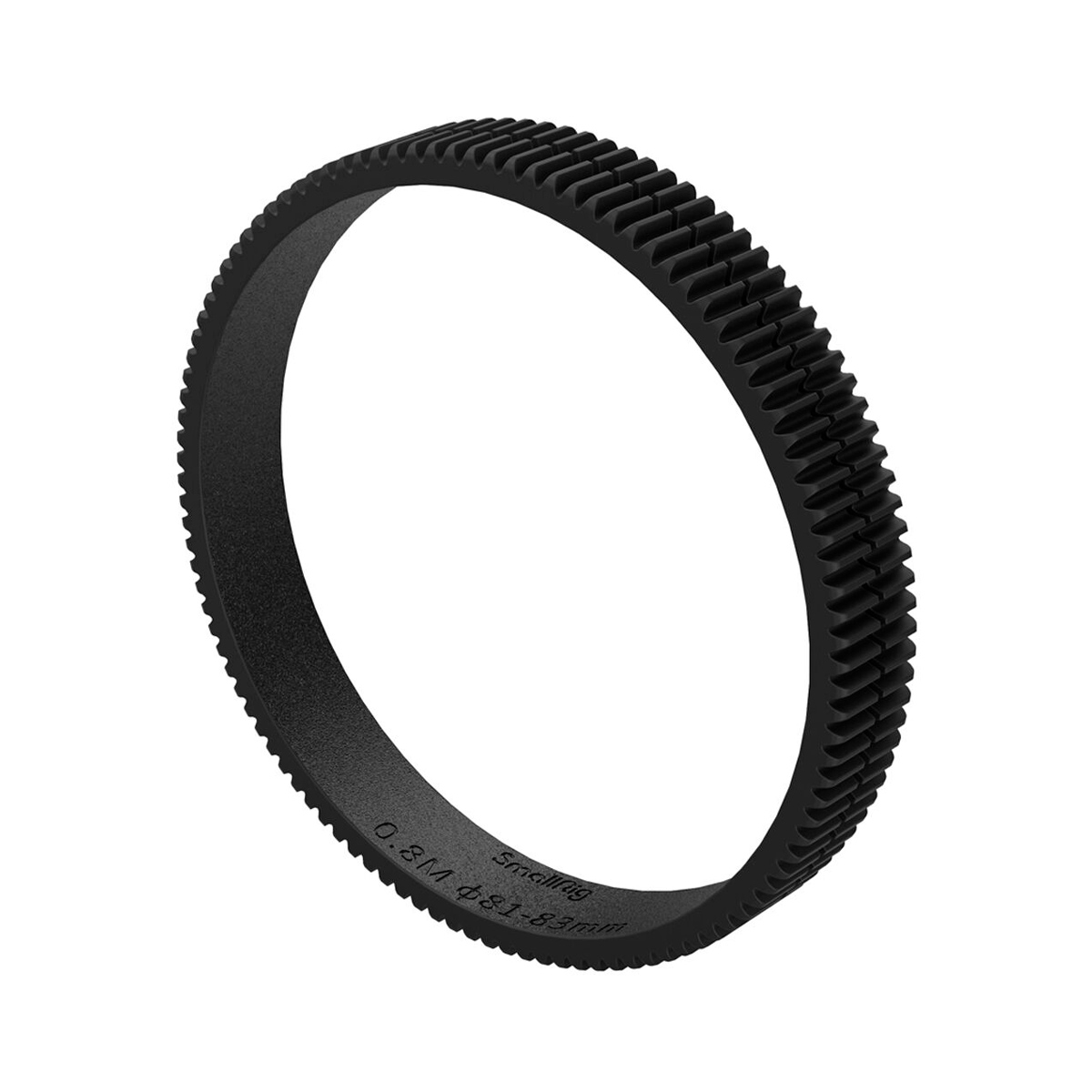 Kuvassa on SmallRig 3296 Focus Gear Ring Seamless 81-83mm, musta ja pyöreä, jossa on tasaisin välimatkoin olevat ulommat hampaat, vinossa valkoisella pohjalla. Kaiverrettu teksti näkyy renkaan sisäreunassa.