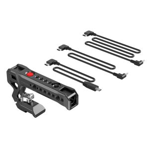 SmallRig 3322 NATO Top Handle with Start/Stop Remote Trigger -kaukolaukaisimella varustettu musta SmallRig 3322 NATO Top Handle, jossa on punainen painike, useita kiinnitysreikiä ja kiinnitin, on kuvassa neljän mustan, eri liittimillä ja pituuksilla varustetun suorakulmaisen USB-kaapelin vieressä valkoisella pohjalla.