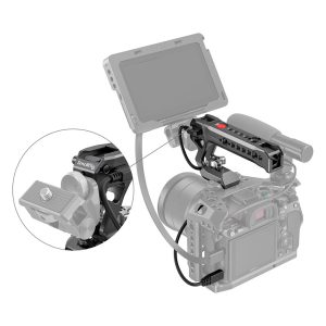 Digitaalisen kameran kuvauslaitteessa on SmallRig 3322 NATO Top Handle, jossa on Start/Stop-kaukolaukaisin, ulkoinen monitori ja siihen liitetyt kaapelit. Lähikuvassa korostuu kameraan kiinnitetty pikakiinnityslevy.