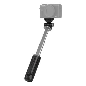 SmallRig 3326 SR-RG1 Wireless Shooting Grip mustaa ja hopeaa, joka on kuvassa laajennettuna käsikäyttöisenä selfie stick -jalustana kaukosäätimellä, pitää puoliksi läpinäkyvää Canon G7X -digitaalikameraa.