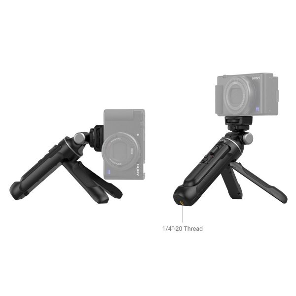 Kaksi näkymää SmallRig 3326 SR-RG1 Wireless Shooting Gripistä, musta: toisessa on asennettu kompaktikamera ja jalat on ojennettu, toisessa näkyy 1/4-20-kierre pohjassa.