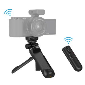 SmallRig 3326 SR-RG1 langaton kuvauskahva, kuvassa digitaalikamera asennettuna mustalle pöytäjalustalleen ja irrotettavalla langattomalla kaukosäätimellä, jossa on siniset signaalikuvakkeet, jotka ilmaisevat etäyhteyden.