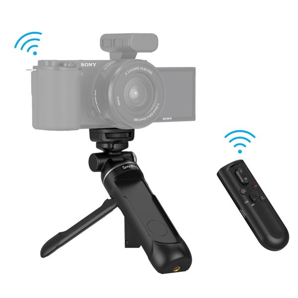 SmallRig 3326 SR-RG1 langaton kuvauskahva, kuvassa digitaalikamera asennettuna mustalle pöytäjalustalleen ja irrotettavalla langattomalla kaukosäätimellä, jossa on siniset signaalikuvakkeet, jotka ilmaisevat etäyhteyden.