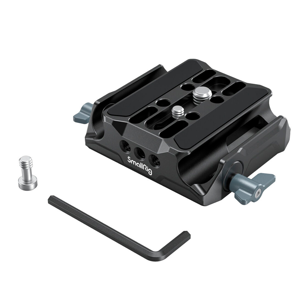 SmallRig 3357 Universal LWS Baseplate with Dual 15mm Rod Clamp, kuvassa valkoisella pohjalla, sisältää kiinnitysaukot, säätönupit, ruuvin ja L-muotoisen kuusiokoloavaimen.