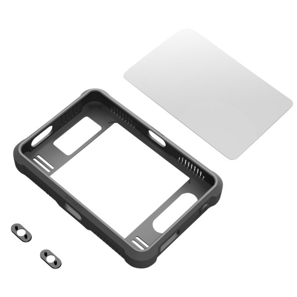 SmallRig 3454 Silicon Case Kit Atomos Shinobi 7:lle sisältää mustan suorakulmaisen kotelon, läpinäkyvän näytönsuojan ja kaksi pientä metallikappaletta, jotka kaikki näkyvät erikseen valkoisella pohjalla.