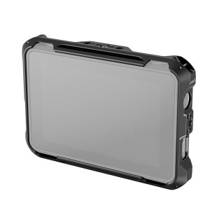 SmallRig 3456 Monitor Cage Kit Atomos Shinobi 7:lle, musta, vahvistetuilla kulmilla ja paksulla suojakehyksellä, näkyy kuvassa kulmikkaana valkoisella pohjalla. Näyttö on pois päältä, ja useita painikkeita ja portteja on näkyvissä sivuilla.