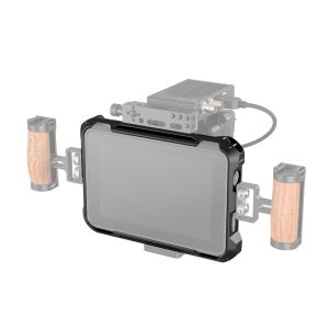 SmallRig 3456 Monitor Cage Kit Atomos Shinobi 7:lle sisältää suuren keskusmonitorin, kaksi puista sivukahvaa ja ylhäältä kiinnitettävän videolähettimen. Osittain läpinäkyvä monitori ja kahvat paljastavat rigin komponentit.