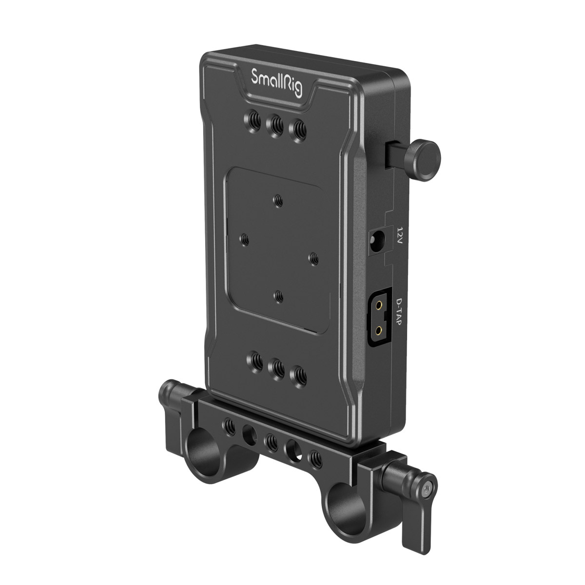 SmallRig 3498 V-Mount Battery Adapter Plate with Dual Rod Clamp on musta kameran lisävaruste, jossa on useita kiinnitysreikiä, sivuliitäntäportti ja kaksi lieriömäistä sauvakiinnikettä pohjassa.