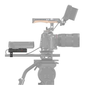 Ammattikäyttöön tarkoitetussa videokameralaitteistossa, jossa on mattapakkaus, monitori ja jalustalle asennettu yläkahva, on SmallRig 3498 V-Mount -akkusovitinlevy, jossa on kaksoistankokiinnike, joka on kiinnitetty laitteiston sivuun luotettavaa virtaa ja laajennettua liitettävyyttä varten.