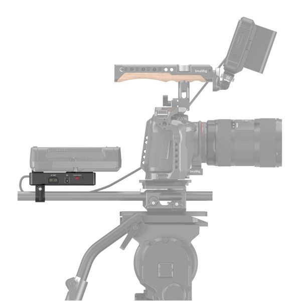 Ammattikäyttöön tarkoitetussa videokameralaitteistossa, jossa on mattapakkaus, monitori ja jalustalle asennettu yläkahva, on SmallRig 3498 V-Mount -akkusovitinlevy, jossa on kaksoistankokiinnike, joka on kiinnitetty laitteiston sivuun luotettavaa virtaa ja laajennettua liitettävyyttä varten.