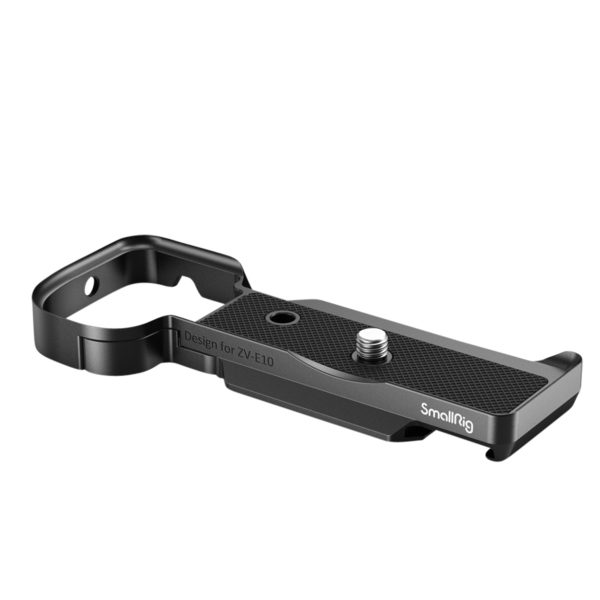 SmallRig 3523 Extension Grip for Sony ZV-E10 (musta) on metallinen kameran kiinnityslevy, jossa on kuvioitu kahva, jalustaruuvi ja sivusilmukka ja joka on suunniteltu erityisesti Sony ZV-E10:lle.