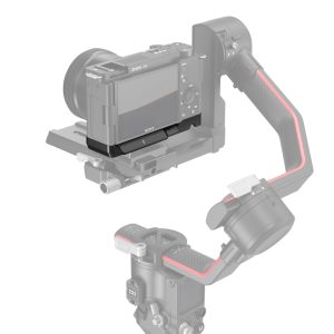SmallRig 3523 Extension Grip for Sony ZV-E10 Black näkyy asennettuna vakauttavaan gimbaliin, ja kahva ja kiinnityslevy on korostettu, kun taas muu kokoonpano näkyy haalistuneena.