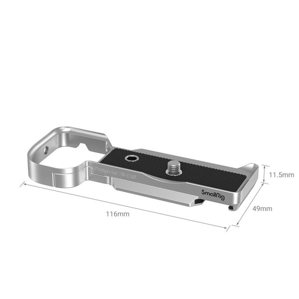 SmallRig 3524 Extension Grip for Sony ZV-E10 Silver on hopeanvärinen ja musta metallinen kiinnityslevy, joka on kooltaan 116×49×11,5 mm ja jossa on leikattu kahva helppoa otetta varten - suunniteltu erityisesti Sony ZV-E10 -kameralle.