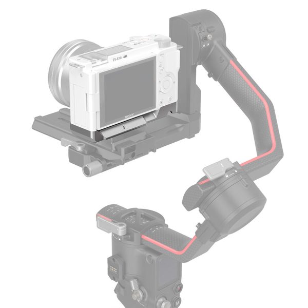 SmallRig 3524 Extension Grip for Sony ZV-E10 Silver -laajennuskahva, jossa on kuvioitu musta kahva, punaiset korostukset ja ohjauspainikkeet, näkyy asennettuna valkoiseen digitaalikameraan eri kulmista valkoista taustaa vasten.