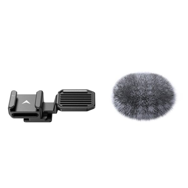 SmallRig-3526-2 SmallRig 3526 Cold Shoe Adapter with Windshield for Sony ZV-E10 & ZV-1 sisältää kompaktin mustan adapterin, jossa on klipsi ja irrotettava pyöreä harmaa karvainen tuulisuoja valkoisella pohjalla.