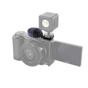 SmallRig-3526-4 SmallRig 3526 Cold Shoe Adapter with Windshield lisää mikrofonin ja LED-valon Sony ZV-E10- tai ZV-1-digitaalikameraan, jossa on sivulle avattava LCD-näyttö.