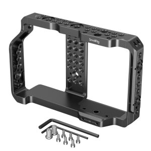SmallRig 3532 Cage for Freefly Wave on musta metallirunko, jossa on useita kierrereikiä, pohjalevy ja SmallRig-logo. Etupuolella ruuvit, kuusiokoloavain ja kiinnitystarvikkeet on järjestetty siististi valkoiselle taustalle.