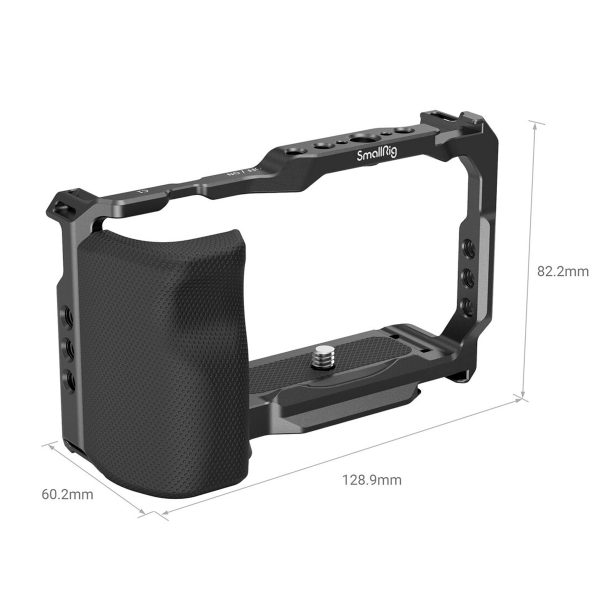 SmallRig 3538 Cage with Grip for Sony ZV-E10, musta ja kuvioitu kahva, näkyy valkoista taustaa vasten. Mitat: 60,2 mm syvyys, 128,9 mm leveys ja 82,2 mm korkeus on merkitty.
