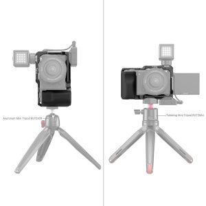 Kaksi Sony ZV-E10 -kameraa SmallRig 3538 Cages with Grip -kamerahäkissä, kumpikin ministatiivilla ja ulkoisella valolla. Vasen on alumiinisella jalustalla, oikea on pöytätasolla olevalla minijalustalla, jossa on ulosvedettävä näyttö.
