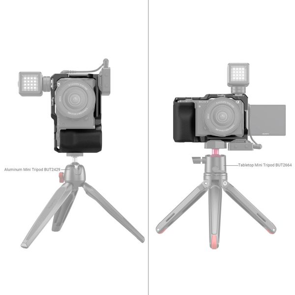 Kaksi Sony ZV-E10 -kameraa SmallRig 3538 Cages with Grip -kamerahäkissä, kumpikin ministatiivilla ja ulkoisella valolla. Vasen on alumiinisella jalustalla, oikea on pöytätasolla olevalla minijalustalla, jossa on ulosvedettävä näyttö.