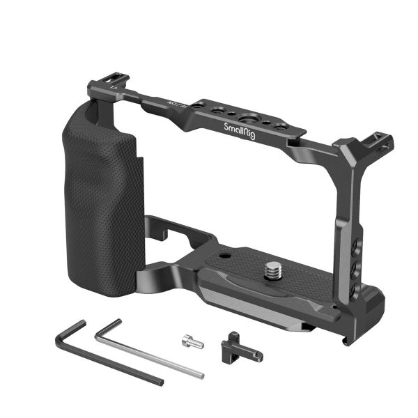 SmallRig 3538 Cage with Grip for Sony ZV-E10, musta metallinen kamerahäkki, jossa on kuvioitu sivukahva, lisävarusteiden kiinnityspisteet, kaksi kuusiokoloavainta, ruuvi ja kiinnike, näkyy valkoisella pohjalla.