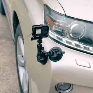 SmallRig 3566 Portable Dual Suction Cup with Camera Mount SC-2K kiinnittää GoPro-kameran etulokasuojalevyyn lähelle vaalean auton ajovaloa.