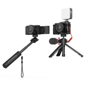 Kaksi kompaktia digitaalikameraa asennettuna erillisiin asetelmiin: toinen selfie-keppiin ja toinen SmallRig 3599 Simorr Vigor VT-15 Vlog Tripod Black -jalustaan, johon on kiinnitetty mikrofoni ja suorakulmainen LED-videovalo.