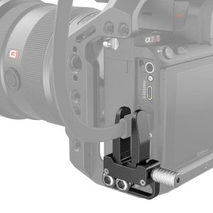 Lähikuva SmallRig 3637 HDMI-kaapelikiinnittimestä, joka on kiinnitetty kameran häkkiin ja kiinnittää HDMI-kaapelin kameran kylkeen. Mustassa kiinnittimessä on metalliruuvit ja kuvioitu ote, joka estää kaapelin liikkumisen tai vahingoittumisen.