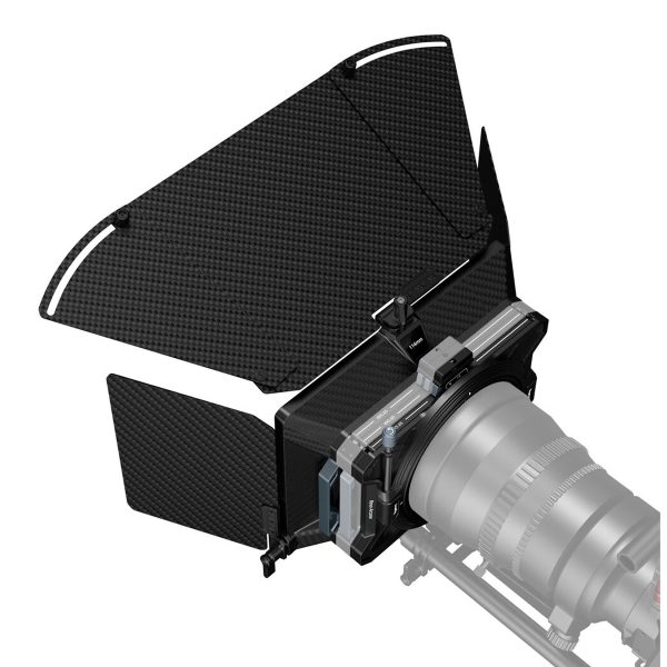 SmallRig 3641 Lightweight Multifunctional Modular Matte Box 114mm Basic Kit sisältää hiilikuituliput, ja se kiinnitetään kameran objektiiviin estämään ei-toivottua valoa ja vähentämään linssin häikäisyä kuvaamisen aikana.