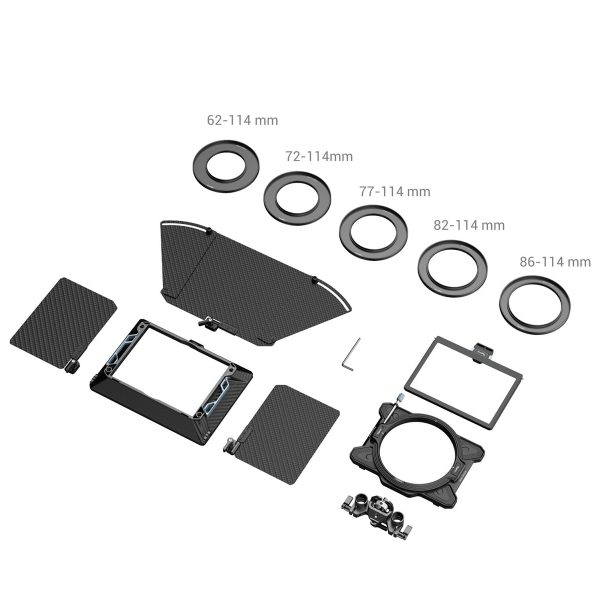 SmallRig 3641 Lightweight Multifunctional Modular Matte Box 114mm Basic Kit sisältää hiilikuituiset sivu- ja yläliput, useita sovitinrenkaita eri suodinkokoja varten, suodatinkehyksen, ruuvit ja kiinnitystarvikkeet - kaikki kuvassa valkoisella pohjalla.