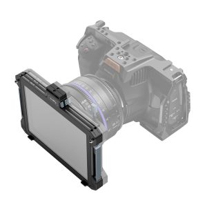SmallRig 3649 -suodatinalusta 4x5,65" on kiinnitetty kameran objektiiviin valkoisella taustalla. Osittain läpinäkyvä kamera ja objektiivi korostavat suodatinalustan lisävarustetta.