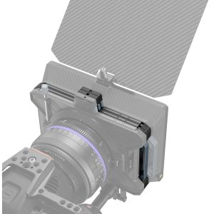 Lähikuva SmallRig 3649 Filter Tray 4x5.65" -suodatintarjottimesta, jossa on yksityiskohtaiset kiinnitystarvikkeet ja -komponentit, mukaan lukien objektiivi ja mattapintainen laatikko, jossa on hiilikuituinen ylälippu - ihanteellinen ammattimaiseen elokuva- tai videotuotantoon tarkoitettuihin kokoonpanoihin.