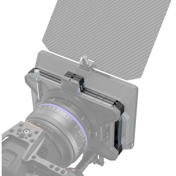 Lähikuva SmallRig 3649 Filter Tray 4x5.65" -suodatintarjottimesta, jossa on yksityiskohtaiset kiinnitystarvikkeet ja -komponentit, mukaan lukien objektiivi ja mattapintainen laatikko, jossa on hiilikuituinen ylälippu - ihanteellinen ammattimaiseen elokuva- tai videotuotantoon tarkoitettuihin kokoonpanoihin.